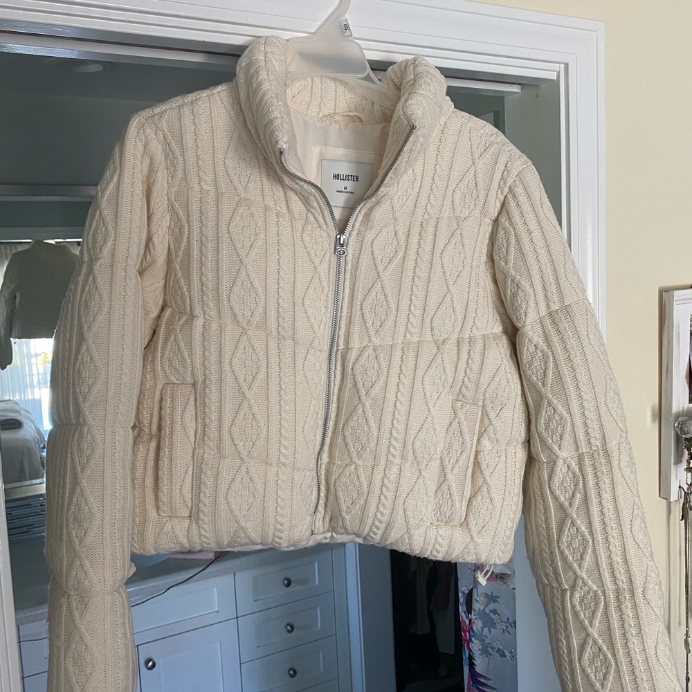 Hollister Cream Cropped Puffer Jacket